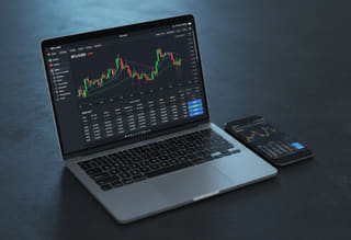 Monitorea el historial de operaciones y el rendimiento de los fondos para seguir la actividad